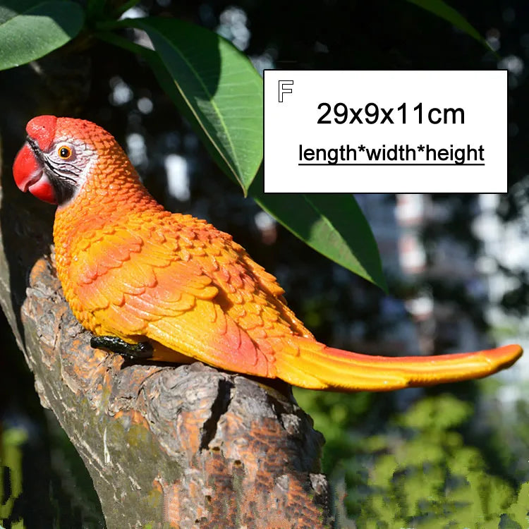 Figura decorativa loro tropical en árbol de resina