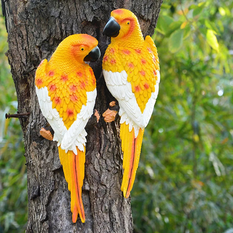 Figura decorativa loro tropical en árbol de resina