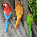 Figura decorativa loro tropical en árbol de resina