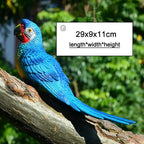 Figura decorativa loro tropical en árbol de resina