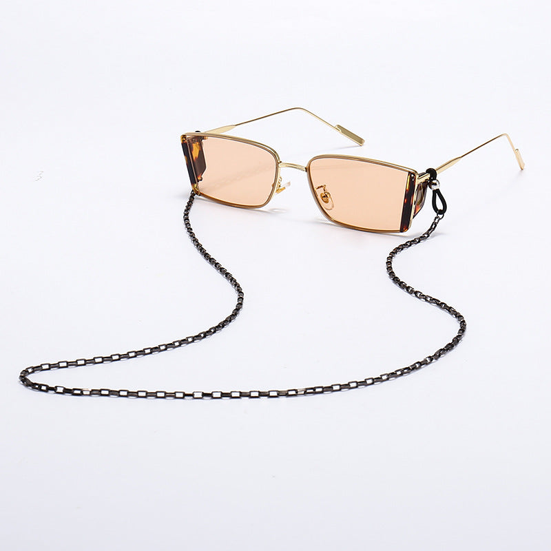 Gafas de moda con cadena decorativa