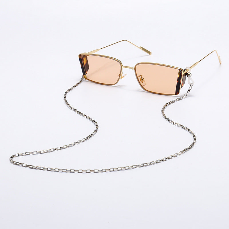 Gafas de moda con cadena decorativa