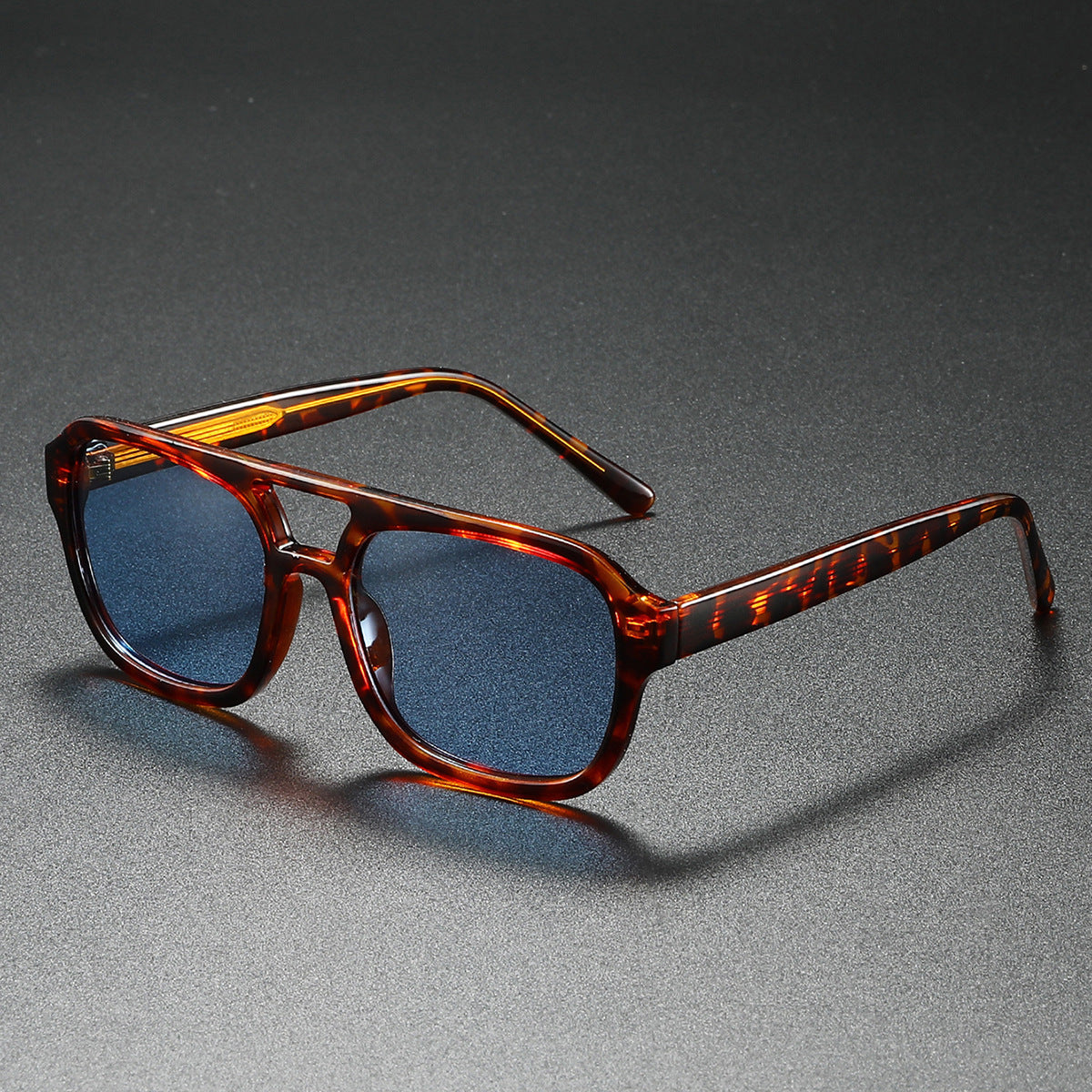 Gafas de sol de mujer con diseño angular elegante