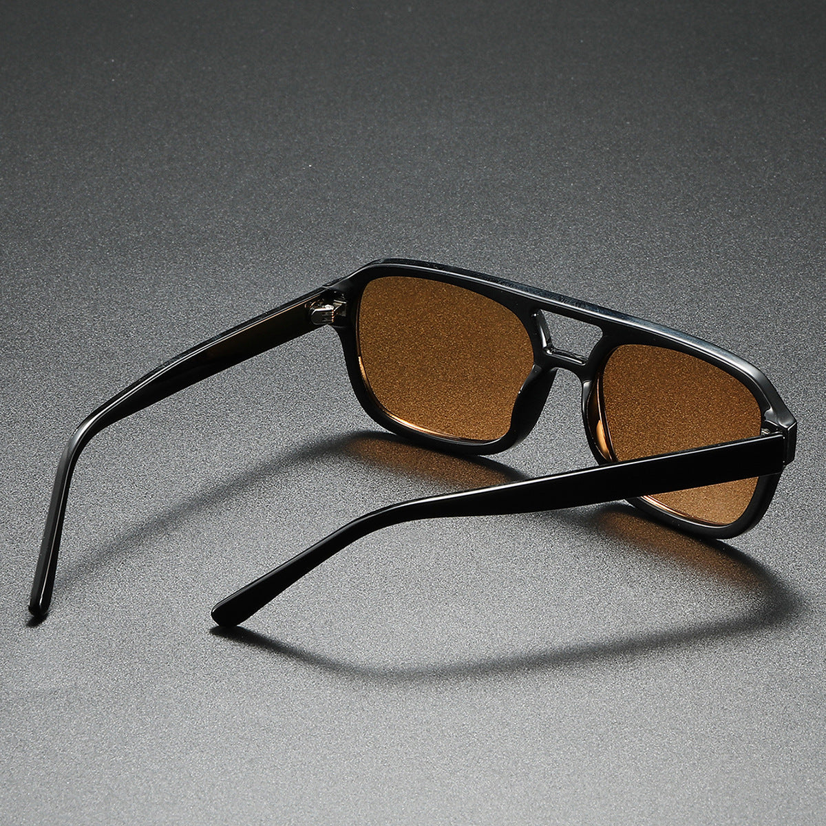 Gafas de sol de mujer con diseño angular elegante