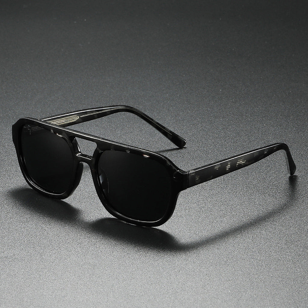 Gafas de sol de mujer con diseño angular elegante