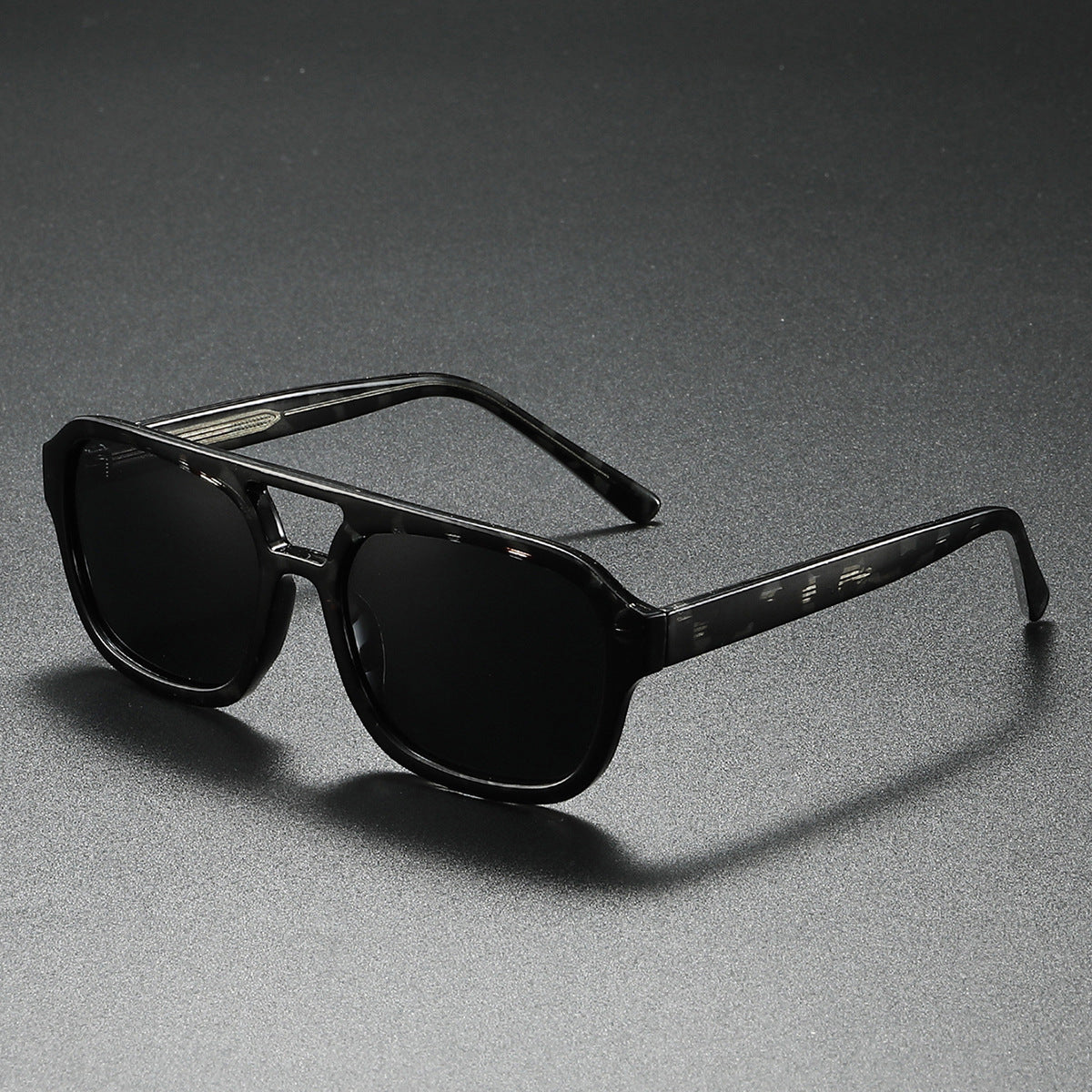 Gafas de sol de mujer con diseño angular elegante