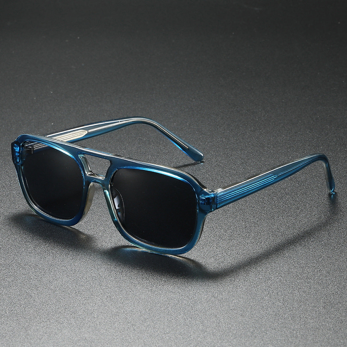 Gafas de sol de mujer con diseño angular elegante