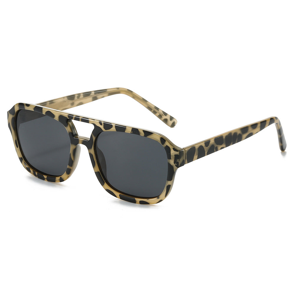Gafas de sol de mujer con diseño angular elegante
