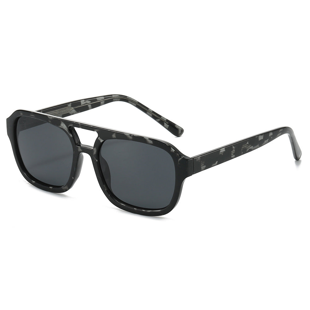 Gafas de sol de mujer con diseño angular elegante
