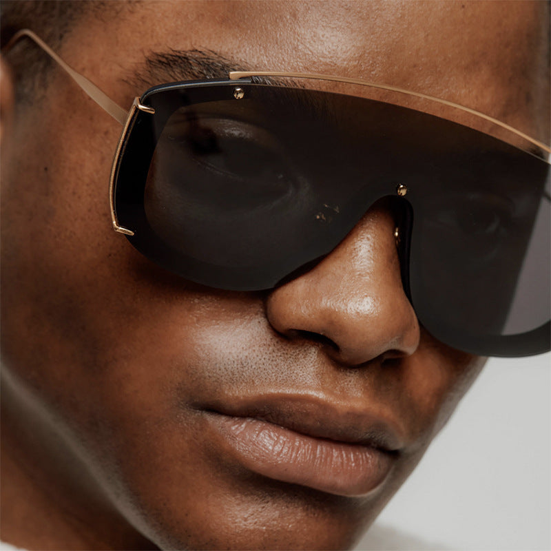 Gafas de sol estilo masculino con degradado de moda y detalles dorados