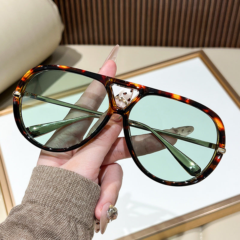 Gafas de sol para mujer con diseño extravagante y lentes llamativas