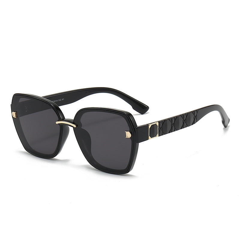 Gafas de sol para mujer con montura cuadrada y detalles elegantes