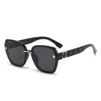 Gafas de sol para mujer con montura cuadrada y detalles elegantes