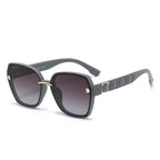 Gafas de sol para mujer con montura cuadrada y detalles elegantes