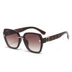 Gafas de sol para mujer con montura cuadrada y detalles elegantes