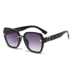 Gafas de sol para mujer con montura cuadrada y detalles elegantes