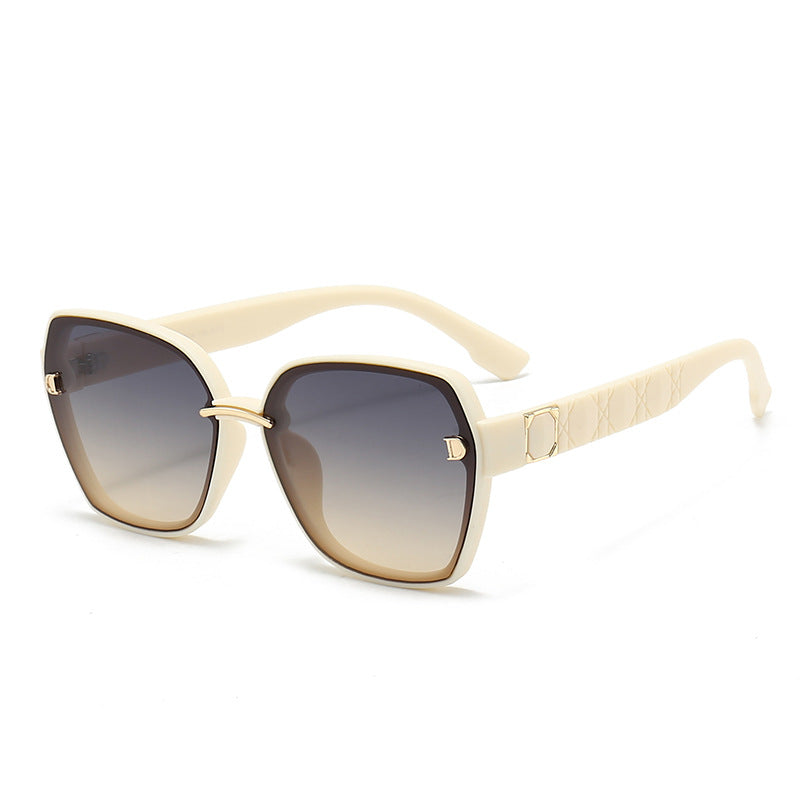 Gafas de sol para mujer con montura cuadrada y detalles elegantes