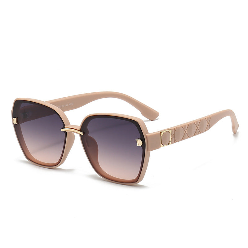 Gafas de sol para mujer con montura cuadrada y detalles elegantes