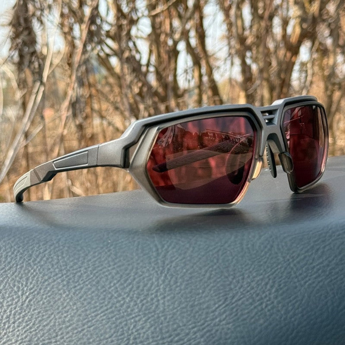 Gafas de sol deportivas fotocromáticas polarizadas con lentes de visión nocturna mejorada y montura envolvente táctica