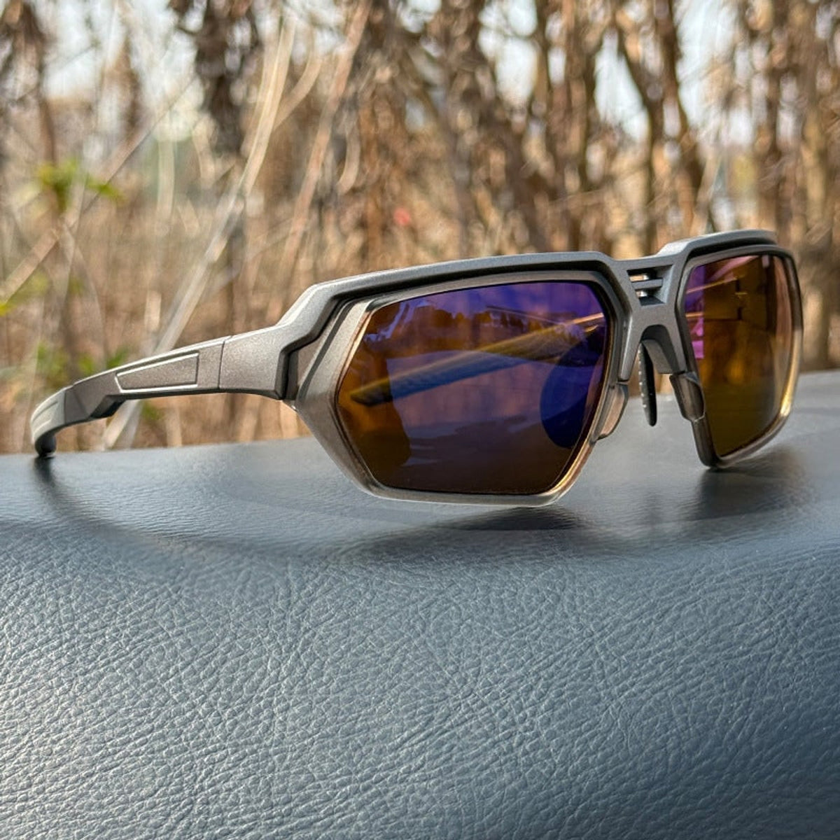 Gafas de sol deportivas fotocromáticas polarizadas con lentes de visión nocturna mejorada y montura envolvente táctica