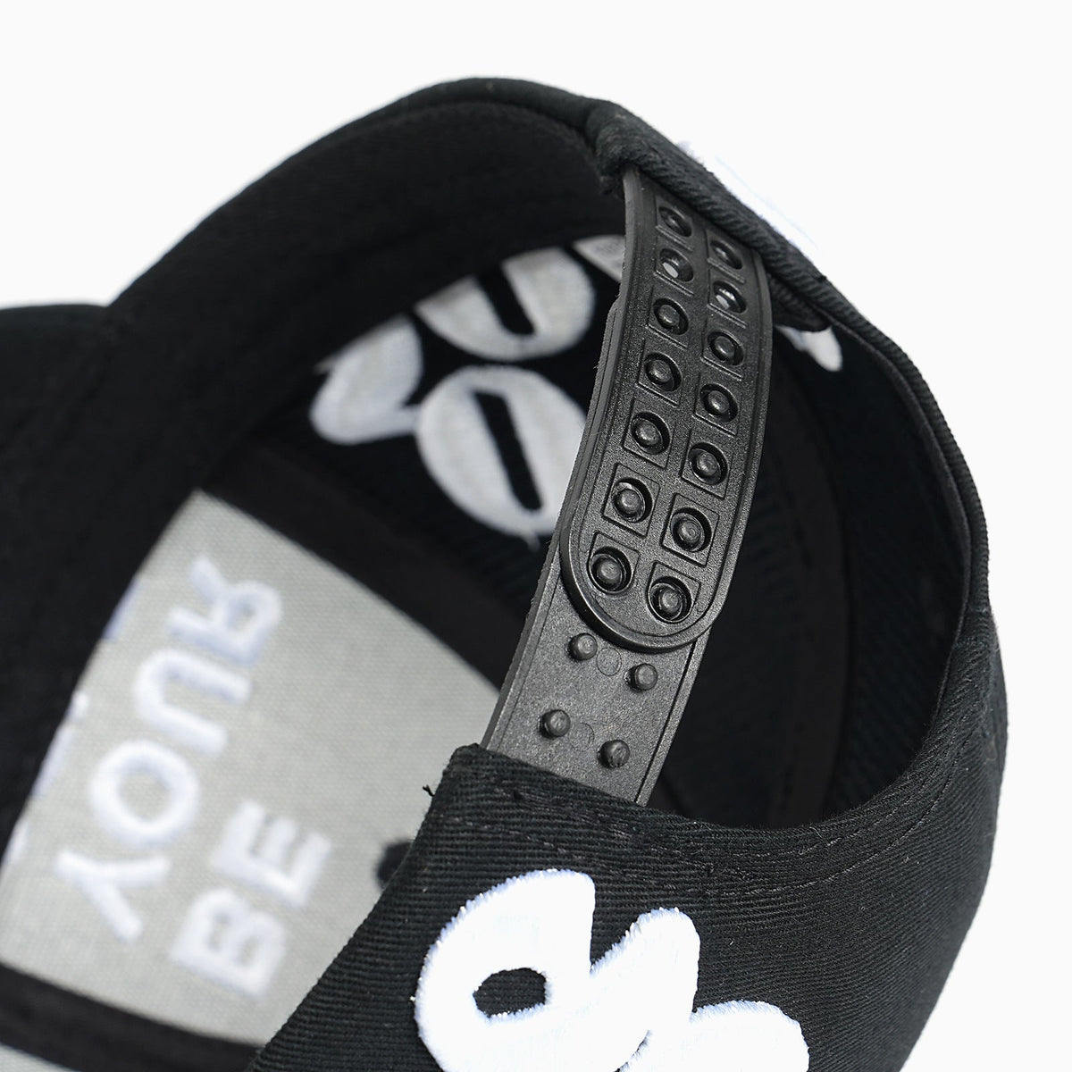Gorra de mujer con diseño moderno