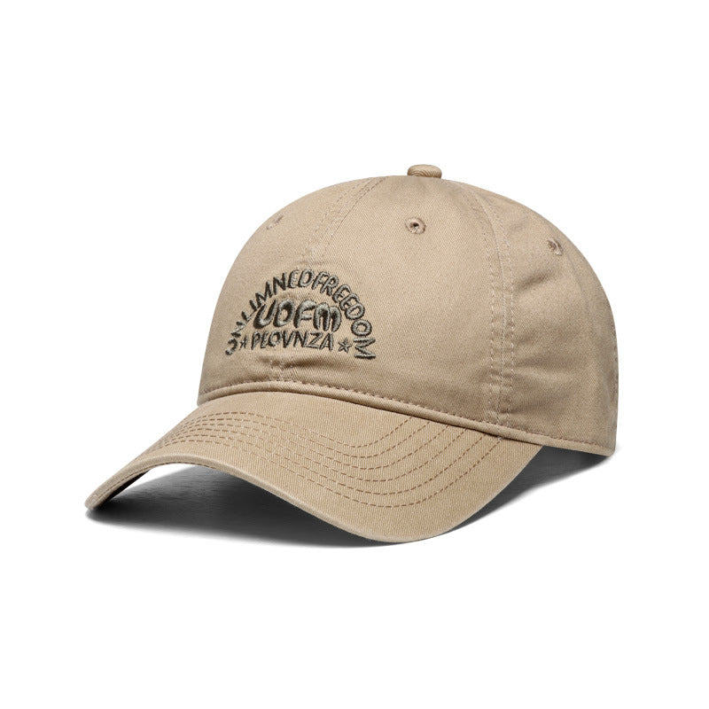 Gorra de mujer con letras modernas