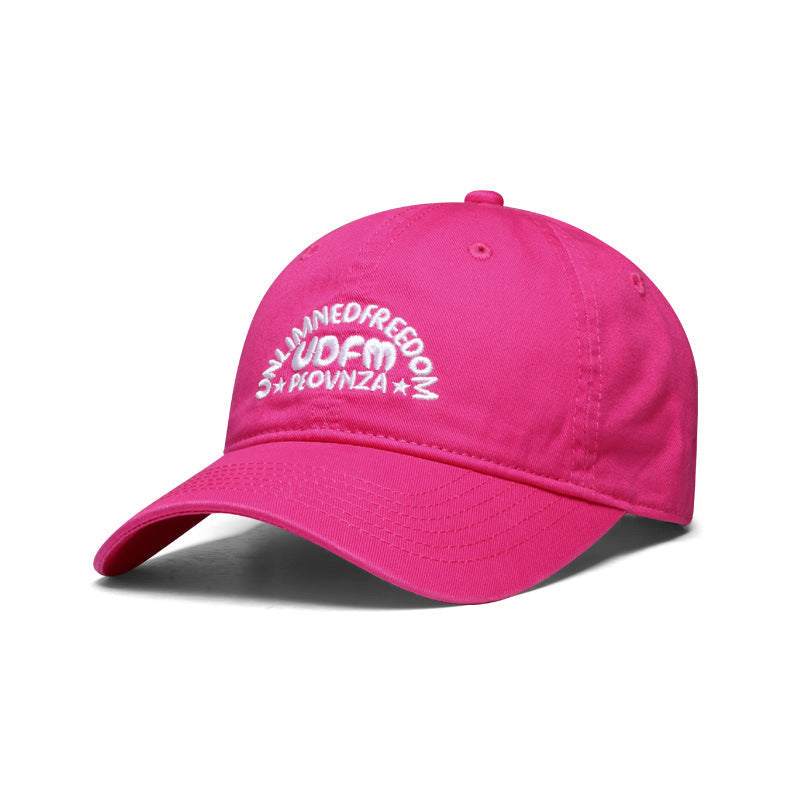 Gorra de mujer con letras modernas