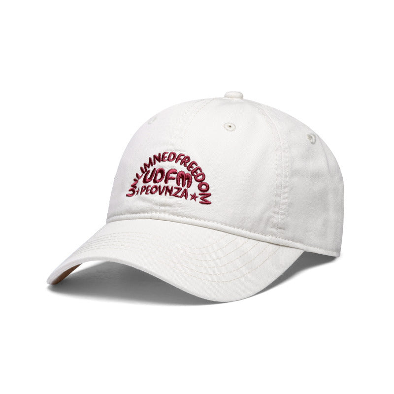 Gorra de mujer con letras modernas