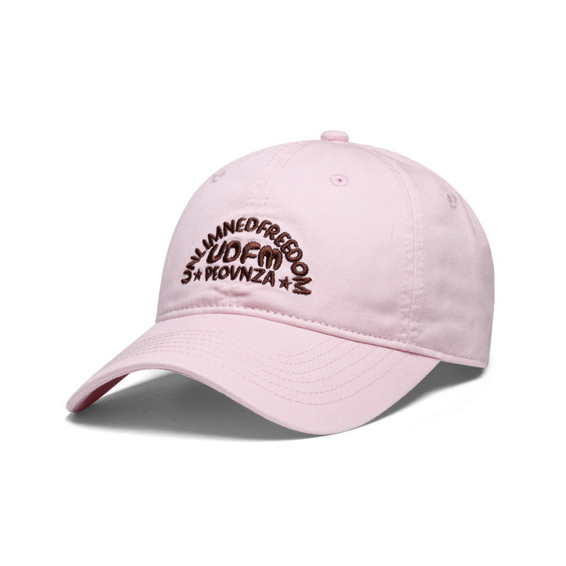 Gorra de mujer con letras modernas