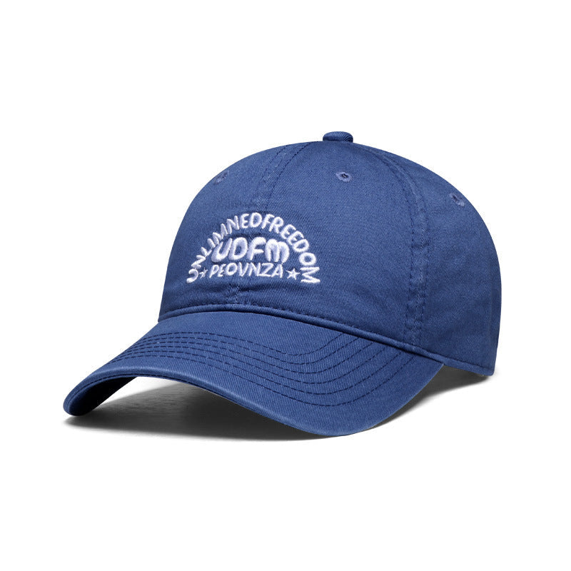 Gorra de mujer con letras modernas