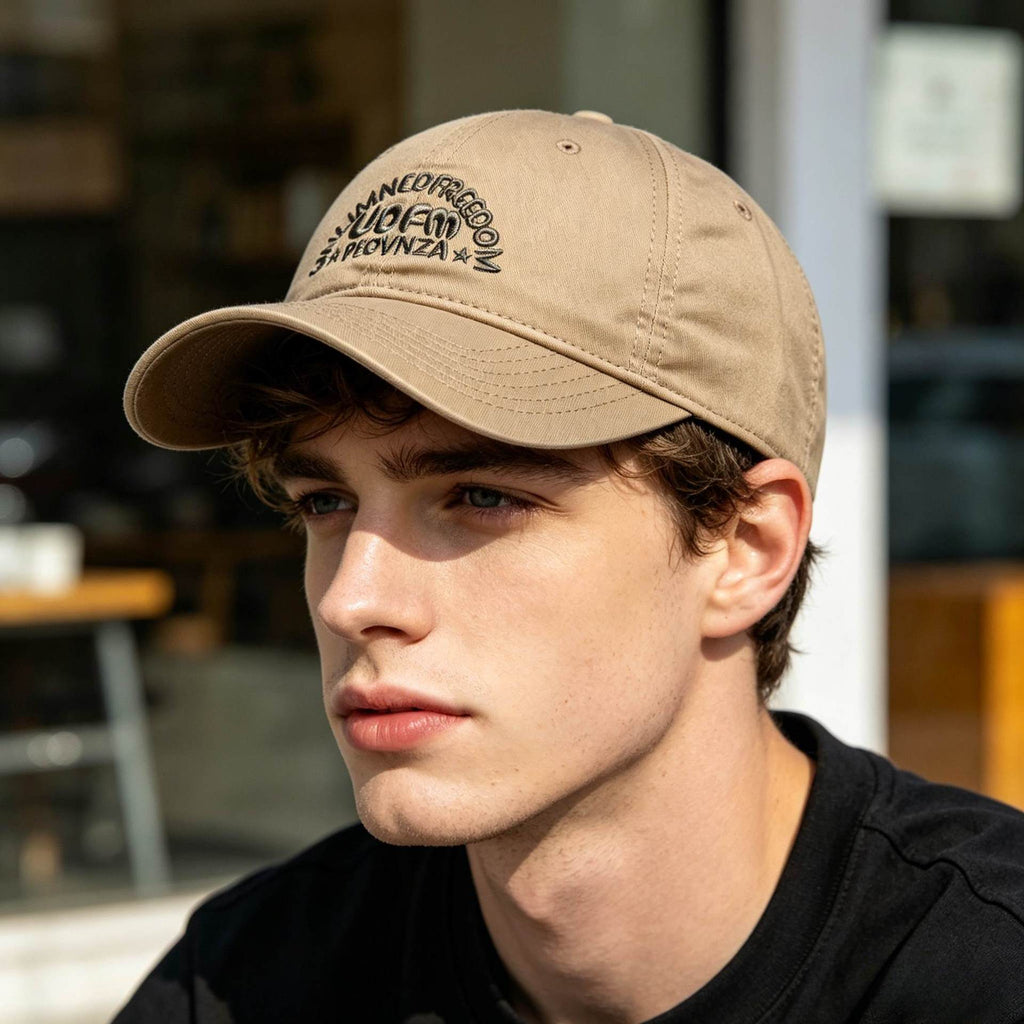 Gorra de mujer con letras modernas