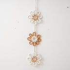 Guirnalda decorativa de flores de macramé