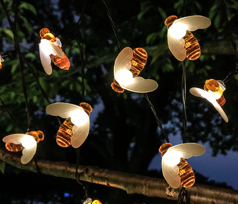 Guirnalda LED solar decorativa con formas variadas para exterior