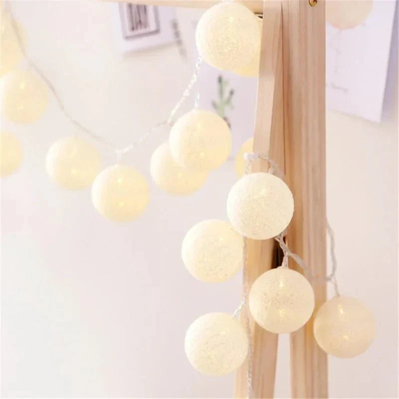 Guirnalda de luces LED con bolas de algodón en tonos pastel