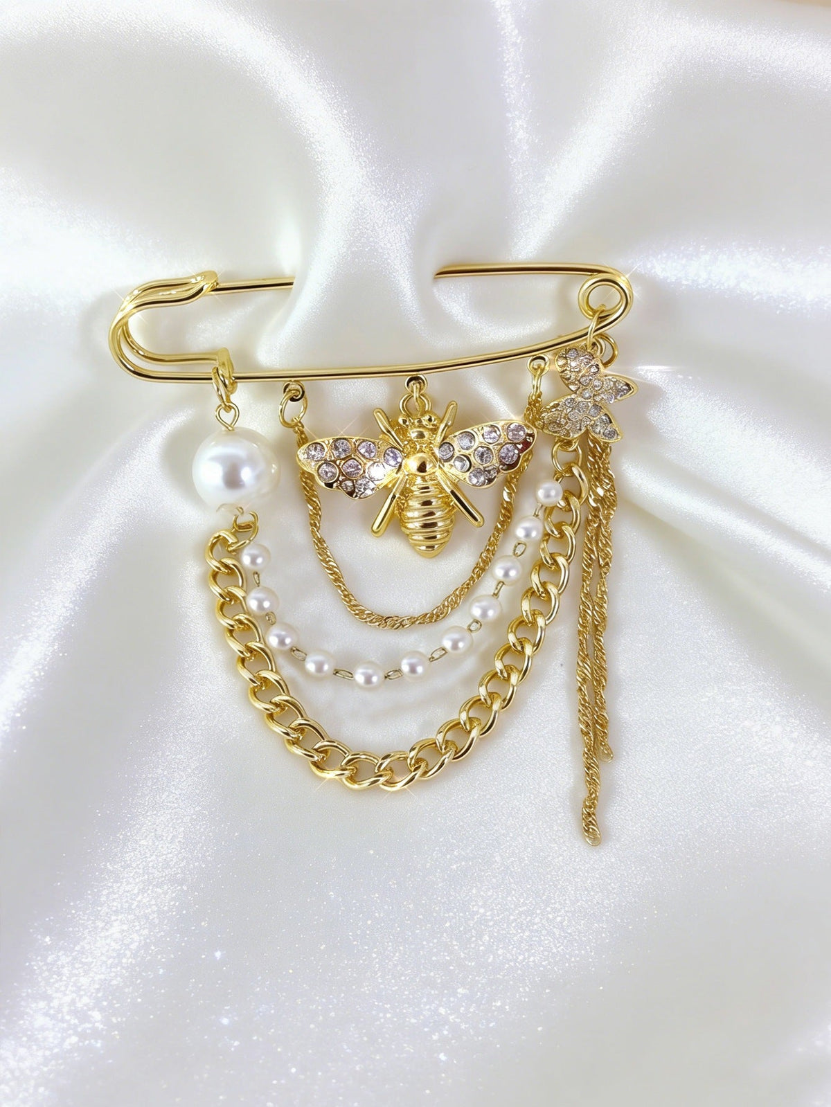 Imperdible elegante con perlas y cristales