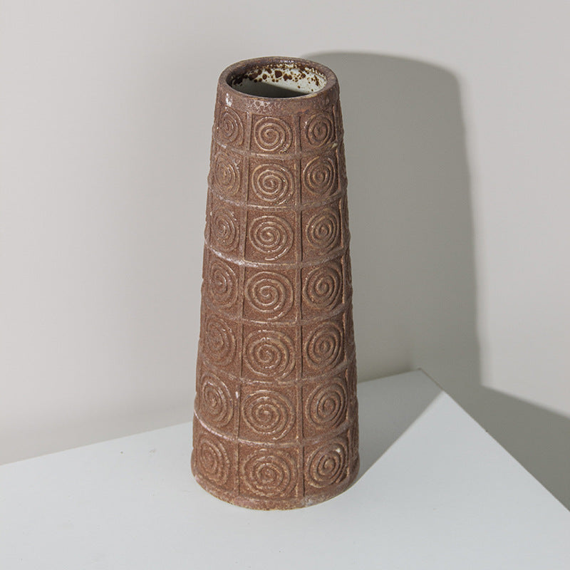 Jarrón decorativo de cerámica con motivos en espiral