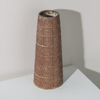 Jarrón decorativo de cerámica con motivos en espiral