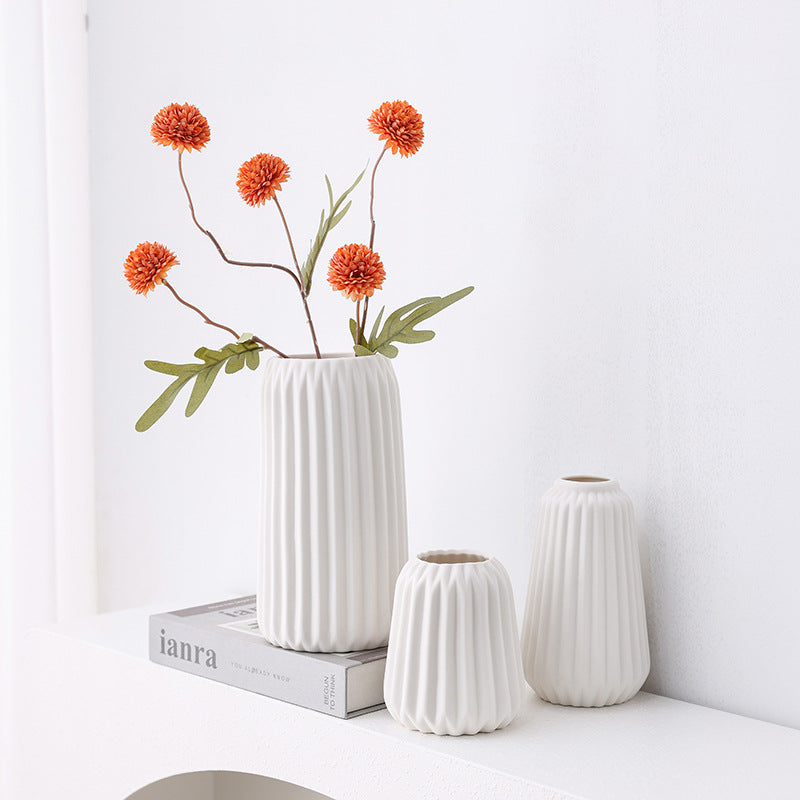 Jarrón decorativo de cerámica con textura acanalada