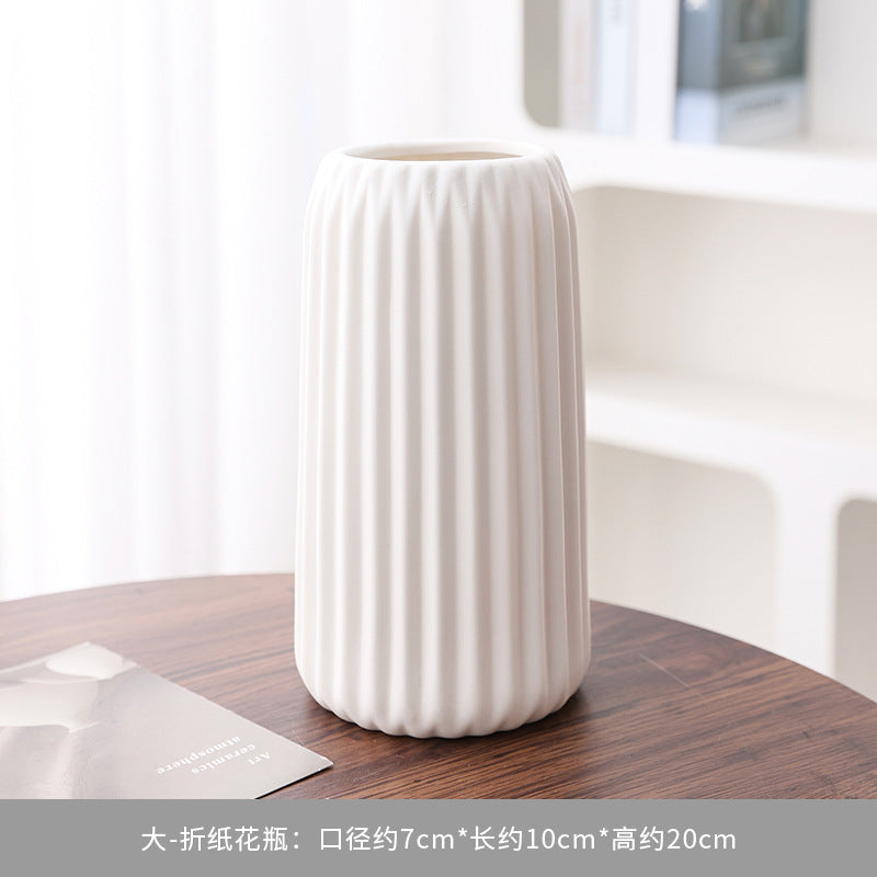 Jarrón decorativo de cerámica con textura acanalada