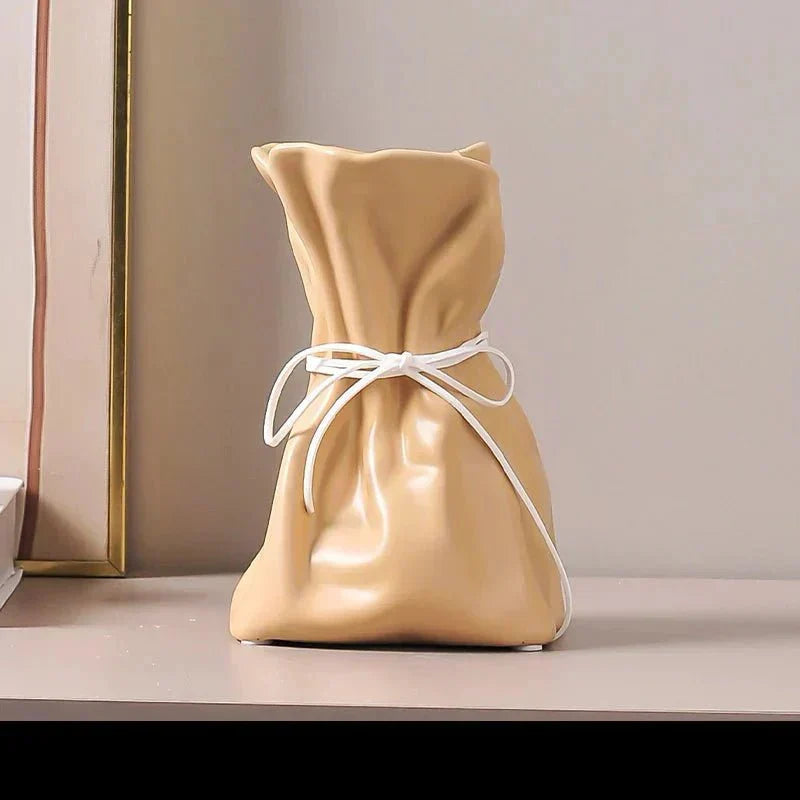 Jarrón elegante de cerámica reciclada con diseño refinado