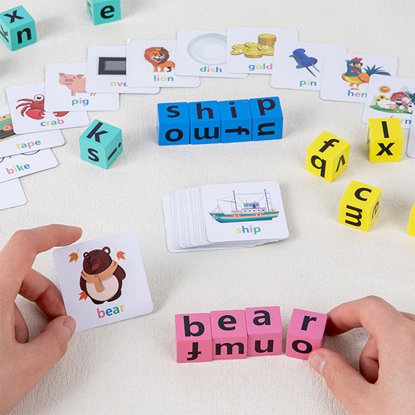 Juego de deletreo con bloques de madera y tarjetas ilustradas