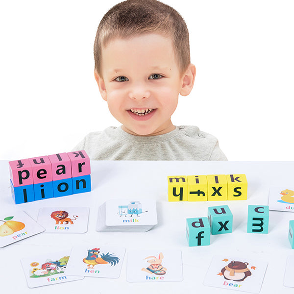 Juego de deletreo con bloques de madera y tarjetas ilustradas
