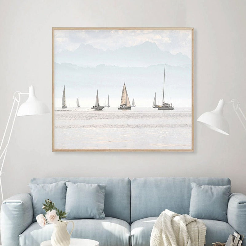 Lámina minimalista de velero náutico en paisaje de verano