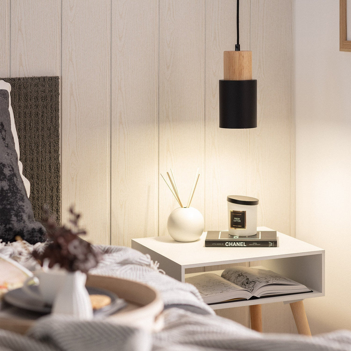 Lámpara colgante cilíndrica de madera y hierro negro