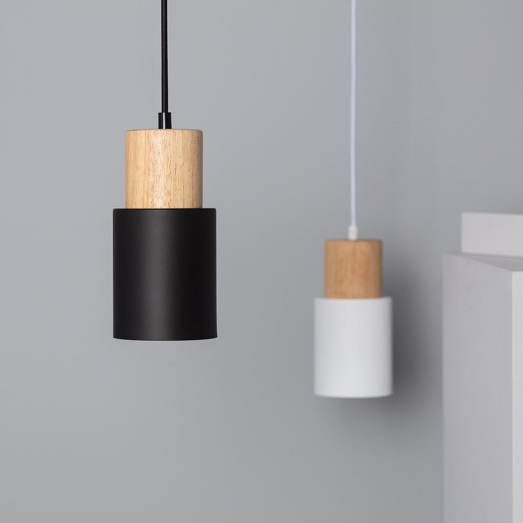 Lámpara colgante cilíndrica de madera y hierro negro