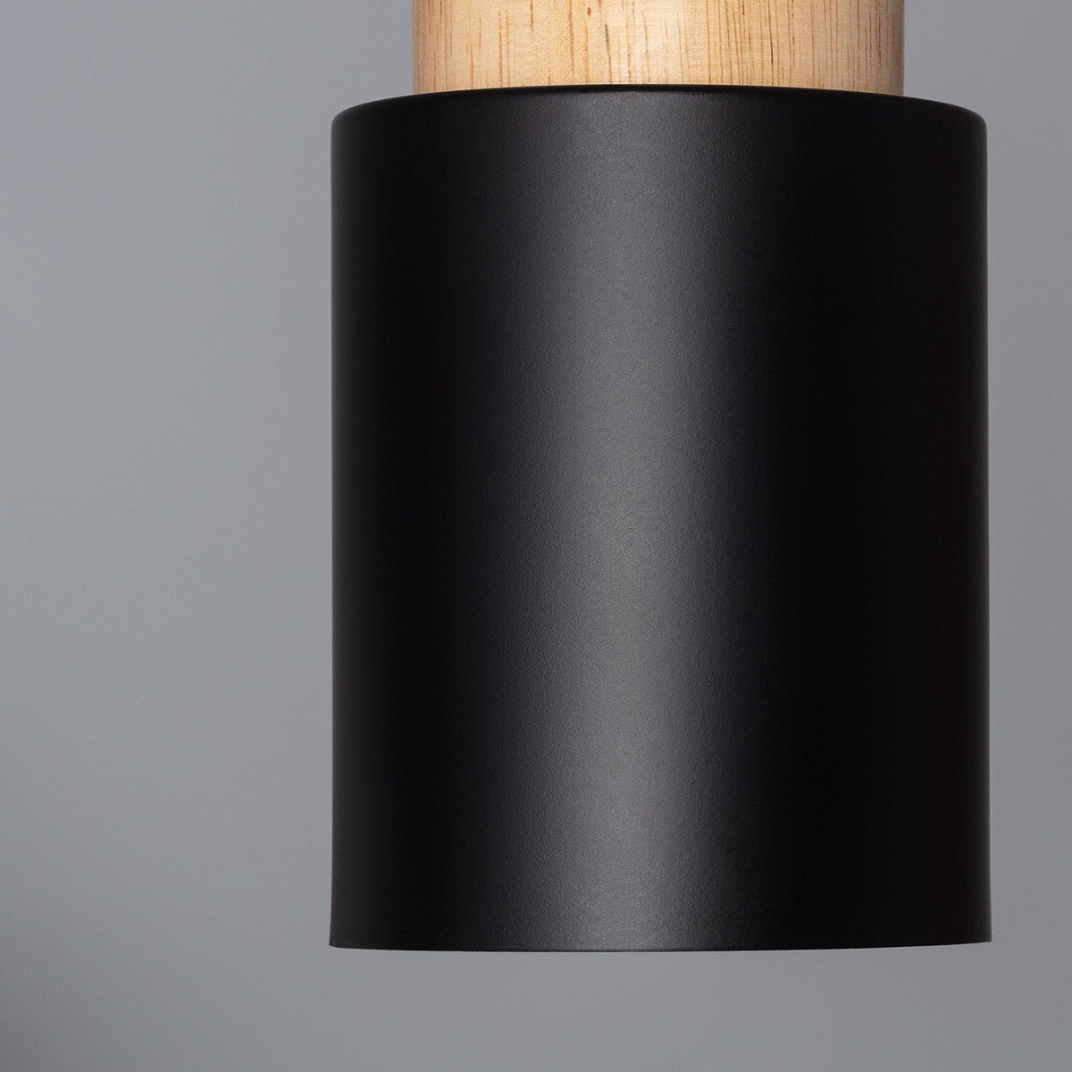 Lámpara colgante cilíndrica de madera y hierro negro