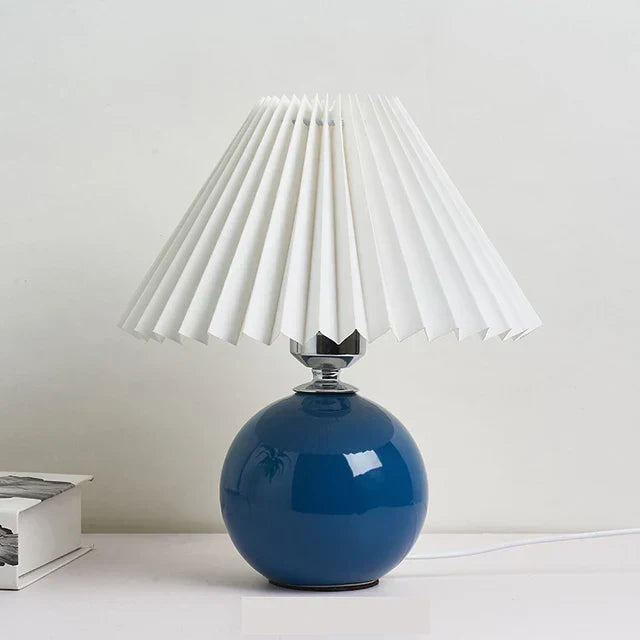 Lámpara de mesa clásica con pantalla plegable para luz cálida