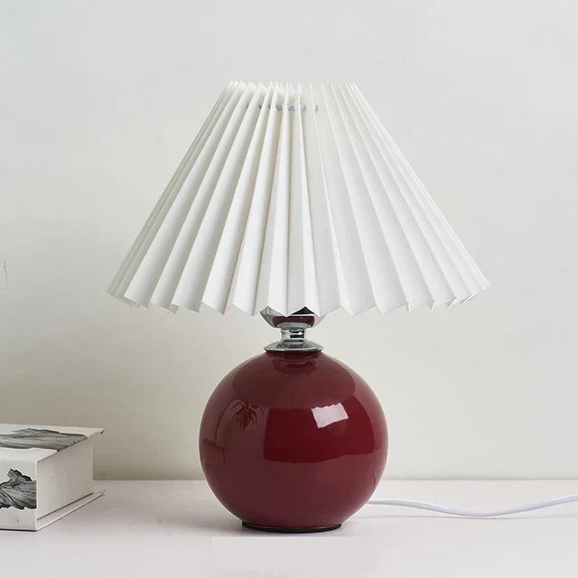 Lámpara de mesa clásica con pantalla plegable para luz cálida
