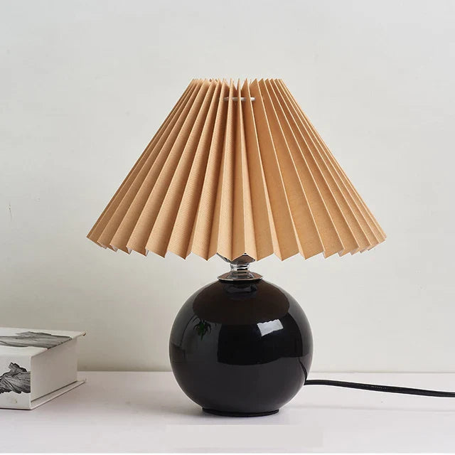 Lámpara de mesa clásica con pantalla plegable para luz cálida
