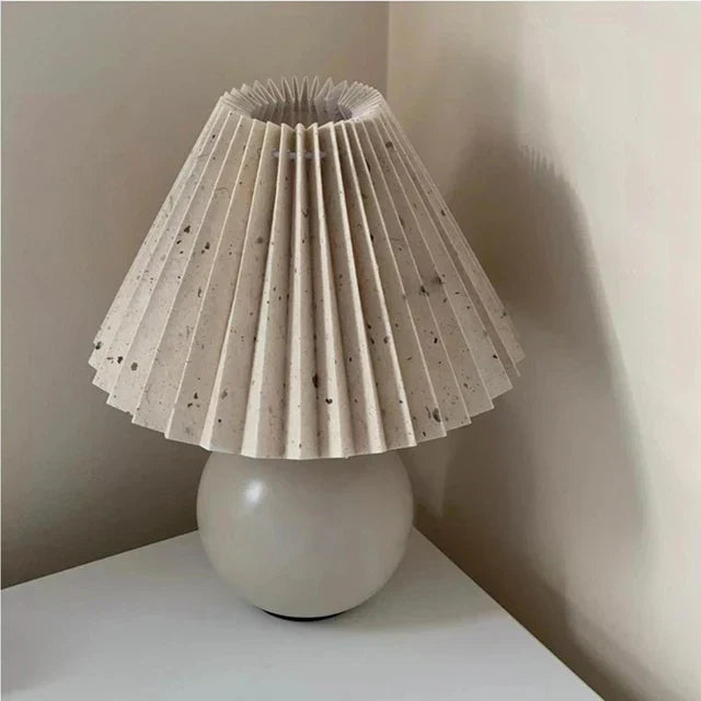 Lámpara de mesa clásica con pantalla plegable para luz cálida